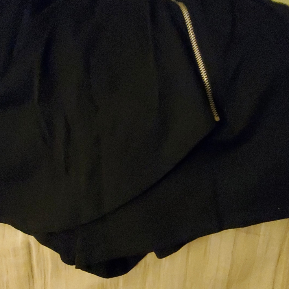Shorts - Picture 2 of 3